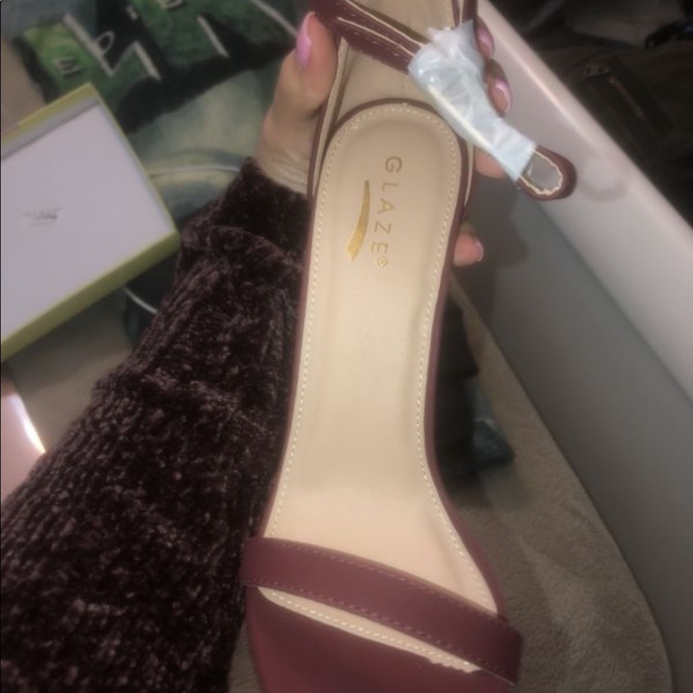 HEELS - Picture 3 of 3